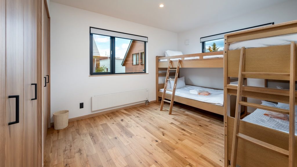 A room with two bunk beds in Chalet Wildwood ideal for a family winter trip
